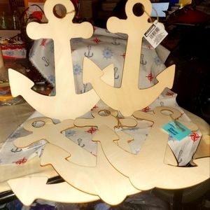 Anchors and plaques